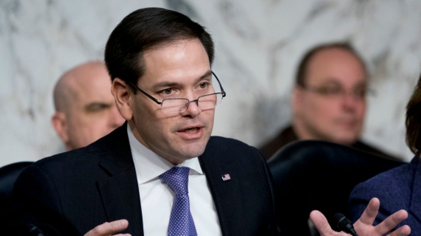 Marco Rubio Was die Beziehung zu Donald Trump angeht, hat kaum ein Vize-Kandidat eine derartige 180-Grad-Wendung hingelegt wie er: Floridas Senator Marco Rubio. Noch im Vorwahlkampf 2016 zog ihn Trump aufgrund seiner geringen Größe als "Little Marco" auf, während Rubio sich über Trumps kleine Hände lustig machte. Doch die einstigen Rivalen haben ihre Streitigkeiten beiseitegelegt und arbeiten seither eng zusammen. Bevor Trump 2020 aus dem Weißen Haus gewählt wurde, soll er Rubio gar als möglichen Kandidaten für das Amt des Außenministers in Betracht gezogen haben. Pro: Rubio, 52, hat Erfahrung auf der nationalen Bühne und ist eine bekannte Größe. Größter Pluspunkt: sein Migrationshintergrund. Als Sohn kubanischer Einwanderer könnte er Trump helfen, Latino-Wähler auf seine Seite zu ziehen. Contra: Trump mag Gewinnertypen. Rubio ist nach seinem Einzug in den Senat hinter den Erwartungen vieler Republikaner zurückgeblieben. Zudem hat er sich bislang wenig enthusiastisch über die Möglichkeit einer Vize-Kandidatur an Trumps Seite geäußert – ein Amt, das er 2016 öffentlich ausgeschlossen hatte.