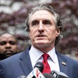 Als Selfmade-Milliardär rennt Doug Burgum, Gouverneur von North Dakota, bei Trump offene Türen ein. Burgum begann seine Karriere bei einem kleinen Software-Start-up, das später von Microsoft übernommen wurde und ihm Milliarden einbrachte. Dass der 67-Jährige ursprünglich selbst seinen Hut in den Präsidentschaftswahlkampf geworfen hat, ist längst vergessen. Stattdessen tritt er bei Trumps Rallys auf und ließ es sich ebenfalls nicht nehmen, den Ex-Präsidenten mit seiner Anwesenheit im New Yorker Gericht zu beehren.  Pro: Trump umgibt sich gern mit Status und Reichtum. Burgum erfüllt genau diese Kriterien. Als erfolgreicher Tech-Geschäftsmann ist er im Silicon Valley bestens vernetzt und pflegt darüber hinaus nützliche Kontakte zur Ölindustrie. Burgums Geschäftssinn und sein politisches Know-how imponieren Trump. Gleichzeitig besteht durch seine zurückhaltende Art keine Gefahr, dass er Trump das Rampenlicht stiehlt.  Contra: Seine relative Unbekanntheit. Burgum ist noch nie auf nationaler Bühne getestet worden und gilt daher als "Wild Card". Er ist wenig präsent auf konservativen Fernsehsendern, und seine Debattierfähigkeiten sind – gelinde gesagt – ausbaufähig.