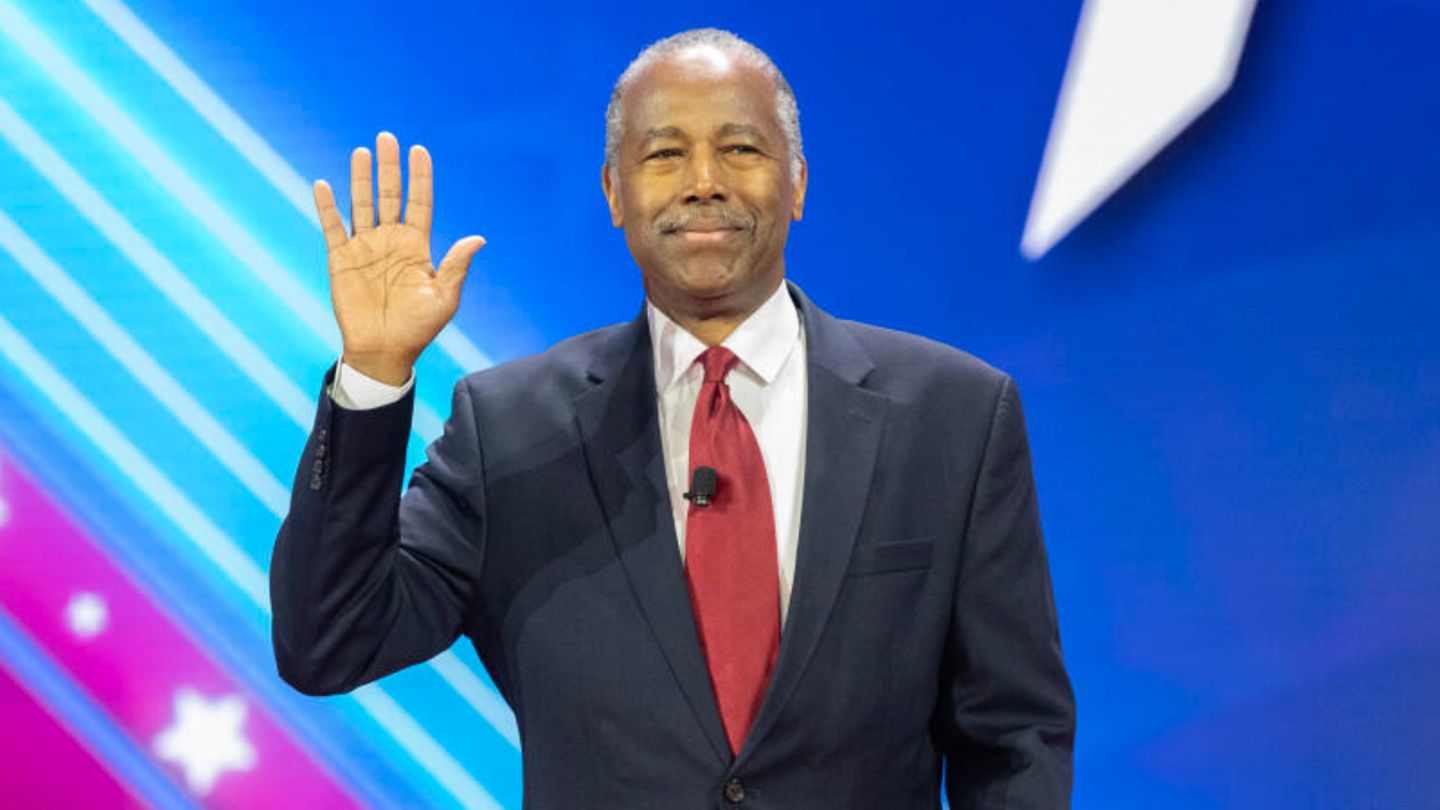 Ben Carson Ben Carson ist vielleicht nicht der bekannteste Name in der Top acht, aber man sollte Trumps früheren Minister für Wohnungsbau noch nicht abschreiben. Seine Freundschaft mit Trump, die Erfahrung auf Kabinettsebene und sein Ansehen bei schwarzen Wählern und evangelikalen Christen sind allesamt Pluspunkte. Und seine bemerkenswerte Lebensgeschichte – er wuchs in ärmlichen Verhältnissen in Detroit auf, bevor er seinen Yale-Abschluss machte und ein weltbekannter Neurochirurg wurde – hat Bücher und Filme inspiriert. Pro: Als afroamerikanischer Arzt mit einer hoffnungsvollen "American Dream"-Geschichte könnte Carson dazu beitragen, Trumps Beliebtheit bei schwarzen Wählern zu erhöhen. Zudem hat er reichlich Erfahrung im Kampf für Trump, unter anderem mit seiner Rede auf dem Republikaner-Parteitag 2020, in der er Trump gegen Rassismusvorwürfe verteidigte. Contra: Carsons Bilanz in Trumps Kabinett bietet reichlich Futter für Gegner, darunter Vorwürfe über verschwenderische Ausgaben und abfällige Bemerkungen über Trans-Menschen. Ähnlich wie Trump hat er eine komplizierte Beziehung zur Wahrheit und musste unter anderem zugeben, dass er über ein Stipendium in West Point gelogen und Geschichten über seine Jugend erfunden hat. Und dann ist da noch das Alter: Mit 72 Jahren ist Carson zwar jünger als Frontmann Trump, aber er wird nichts dazu beitragen können, jüngere Wähler anzusprechen.
