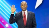 Ben Carson ist vielleicht nicht der bekannteste Name in der Top acht, aber man sollte Trumps früheren Minister für Wohnungsbau noch nicht abschreiben. Seine Freundschaft mit Trump, die Erfahrung auf Kabinettsebene und sein Ansehen bei schwarzen Wählern und evangelikalen Christen sind allesamt Pluspunkte. Und seine bemerkenswerte Lebensgeschichte – er wuchs in ärmlichen Verhältnissen in Detroit auf, bevor er seinen Yale-Abschluss machte und ein weltbekannter Neurochirurg wurde – hat Bücher und Filme inspiriert.  Pro: Als afroamerikanischer Arzt mit einer hoffnungsvollen "American Dream"-Geschichte könnte Carson dazu beitragen, Trumps Beliebtheit bei schwarzen Wählern zu erhöhen. Zudem hat er reichlich Erfahrung im Kampf für Trump, unter anderem mit seiner Rede auf dem Republikaner-Parteitag 2020, in der er Trump gegen Rassismusvorwürfe verteidigte.  Contra: Carsons Bilanz in Trumps Kabinett bietet reichlich Futter für Gegner, darunter Vorwürfe über verschwenderische Ausgaben und abfällige Bemerkungen über Trans-Menschen. Ähnlich wie Trump hat er eine komplizierte Beziehung zur Wahrheit und musste unter anderem zugeben, dass er über ein Stipendium in West Point gelogen und Geschichten über seine Jugend erfunden hat. Und dann ist da noch das Alter: Mit 72 Jahren ist Carson zwar jünger als Frontmann Trump, aber er wird nichts dazu beitragen können, jüngere Wähler anzusprechen.
