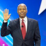 Ben Carson ist vielleicht nicht der bekannteste Name in der Top acht, aber man sollte Trumps früheren Minister für Wohnungsbau noch nicht abschreiben. Seine Freundschaft mit Trump, die Erfahrung auf Kabinettsebene und sein Ansehen bei schwarzen Wählern und evangelikalen Christen sind allesamt Pluspunkte. Und seine bemerkenswerte Lebensgeschichte – er wuchs in ärmlichen Verhältnissen in Detroit auf, bevor er seinen Yale-Abschluss machte und ein weltbekannter Neurochirurg wurde – hat Bücher und Filme inspiriert.  Pro: Als afroamerikanischer Arzt mit einer hoffnungsvollen "American Dream"-Geschichte könnte Carson dazu beitragen, Trumps Beliebtheit bei schwarzen Wählern zu erhöhen. Zudem hat er reichlich Erfahrung im Kampf für Trump, unter anderem mit seiner Rede auf dem Republikaner-Parteitag 2020, in der er Trump gegen Rassismusvorwürfe verteidigte.  Contra: Carsons Bilanz in Trumps Kabinett bietet reichlich Futter für Gegner, darunter Vorwürfe über verschwenderische Ausgaben und abfällige Bemerkungen über Trans-Menschen. Ähnlich wie Trump hat er eine komplizierte Beziehung zur Wahrheit und musste unter anderem zugeben, dass er über ein Stipendium in West Point gelogen und Geschichten über seine Jugend erfunden hat. Und dann ist da noch das Alter: Mit 72 Jahren ist Carson zwar jünger als Frontmann Trump, aber er wird nichts dazu beitragen können, jüngere Wähler anzusprechen.