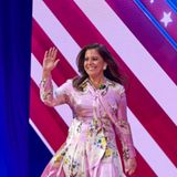 Sie ist die einzig verbliebene Frau auf Trumps Favoritenliste: Elise Stefanik, 39, Abgeordnete aus New York, ist die ranghöchste Republikanerin im US-Repräsentantenhaus. Die einst gemäßigte Politikerin ist in den letzten Jahren immer weiter nach rechts abgedriftet und gilt heute als eine der treuesten Verteidigerinnen Trumps auf dem Capitol Hill. Sie war die erste Abgeordnete der "Grand Old Party", die seine erneute Präsidentschaftskandidatur unterstützte, stellt sich konsequent hinter seine fälschlichen Behauptungen eines Wahlbetrugs und kritisiert im Fernsehen die vermeintlich "politischen Prozesse gegen ihren Präsidenten".  Pro: Den Treuetest besteht Stefanik allemal. Als 39-jährige Frau würde sie zudem das Wählerspektrum, was Alter und Geschlecht angeht, erweitern. Und sie hat bewiesen, dass sie in der Lage ist, sich neu zu erfinden, wenn es der politische Moment erfordert. Ihre Befragung von drei College-Präsidenten zum Thema Antisemitismus brachte sie landesweit in die Schlagzeilen und führte zum zweifachen Rücktritt – ein großer Sieg für die Konservativen.  Contra: Ihre Ergebenheit gegenüber Trump wird nur noch von ihrem eigenen politischen Ehrgeiz übertroffen. Sollte Trump das Gefühl bekommen, sie nütze sich selbst mehr als ihm, wäre das ein Ausschlusskriterium. Denn in Mar-a-Lago gibt es nur Platz für einen Star.