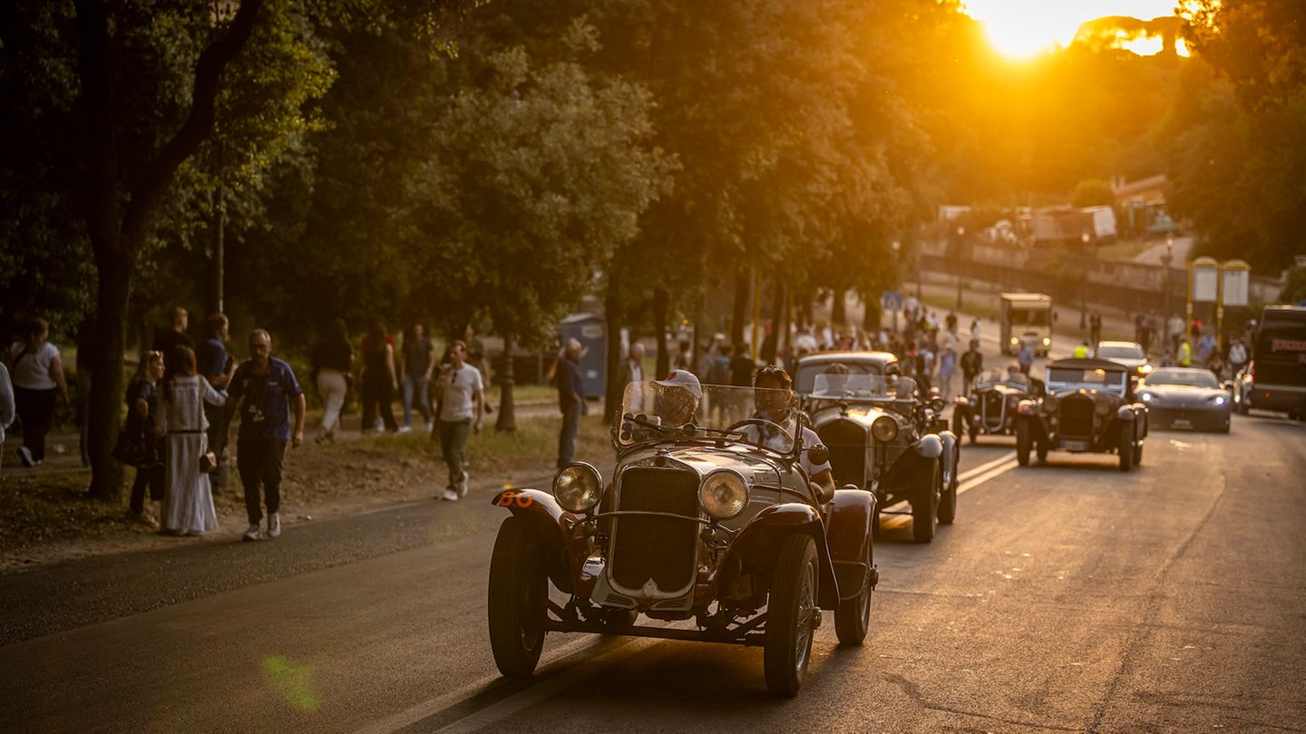 Motorsport: Sammler aus Europa, Asien oder den USA gedulden sich über Jahre, eher der eigene Prunkbolide endlich das Placet der ertragsorientierten Veranstalter bekommt. Grandiose Alfa Romeo 6C, spektakuläre Flügeltürer vom Typ Mercedes 300 SL, Fiat 508 C, Bentley Blower oder BMW 328 – wer bei diesen Kunstwerken auf schmalen Rädern nicht ins Schwärmen kommt, dem ist zumindest automobil betrachtet, kaum zu helfen. Sammler aus Europa, Asien oder den USA gedulden sich über Jahre, eher der eigene Prunkbolide endlich das Placet der ertragsorientierten Veranstalter bekommt. Grandiose Alfa Romeo 6C, spektakuläre Flügeltürer vom Typ Mercedes 300 SL, Fiat 508 C, Bentley Blower oder BMW 328 – wer bei diesen Kunstwerken auf schmalen Rädern nicht ins Schwärmen kommt, dem ist zumindest automobil betrachtet, kaum zu helfen.