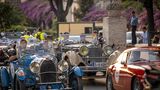 Wo sonst startet Ex-DTM-Champion Nicola Larini in einem spektakulären Alfa Romeo 1900 Sport Spider von 1954 oder wer hat mit dem 1930er Mercedes Super-Sport der Baureihe W 06 schon einmal ein Fahrzeug des Maharadschas von Kaschmir zu Gesicht bekommen? 