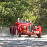 Am Straßenrand wird gejubelt, die Kinder winken mit Mille-Flaggen und wenn die Sonne scheint, herrscht für einige Stunden Volksfestcharakter – Tramezzini, Espresso und Dolce inklusive
