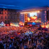 "Für ihre Rolle als Host City der UEFA EURO 2024 stellt die Landeshauptstadt für die Ausrichtung der Spiele in Stuttgart und verschiedensten begleitenden Events über sechs Wochen rund 38,4 Millionen Euro zur Verfügung", schreibt ein Pressesprecher der Stadt. Aus der genauen Aufschlüsselung wird ersichtlich: Das Projektmanagement hat fast 8,5 Millionen Euro gekostet, die Fanzone schlägt mit fast 5,4 Millionen Euro zu Buche. Für die Sicherheit gibt Stuttgart mehr als 3,2 Millionen Euro aus.  Die Sanierung des Stadions hat 139,5 Millionen Euro gekostet. "Davon trägt der VfB Stuttgart als Pächter und Hauptnutzer 61 Millionen Euro", so der Pressesprecher. Er verweist aber auch auf die Einnahmen der Stadt durch die EM, die sich allerdings zum jetzigen Zeitpunkt "nicht seriös beziffern" lassen.