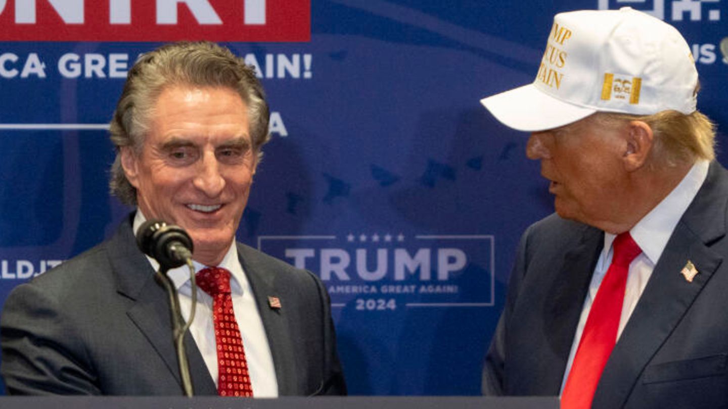 US-Wahl 2024: Auf Donald Trumps Liste weit oben: North Dakotas Gouverneur Doug Burgum (l.). Auf Donald Trumps Liste weit oben: North Dakotas Gouverneur Doug Burgum (l.).