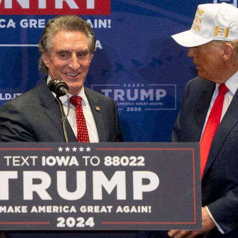 Auf Donald Trumps Liste weit oben: North Dakotas Gouverneur Doug Burgum (l.).