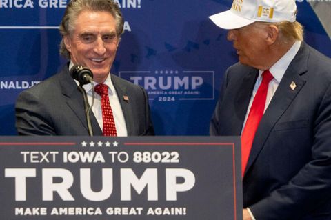 Auf Donald Trumps Liste weit oben: North Dakotas Gouverneur Doug Burgum (l.).