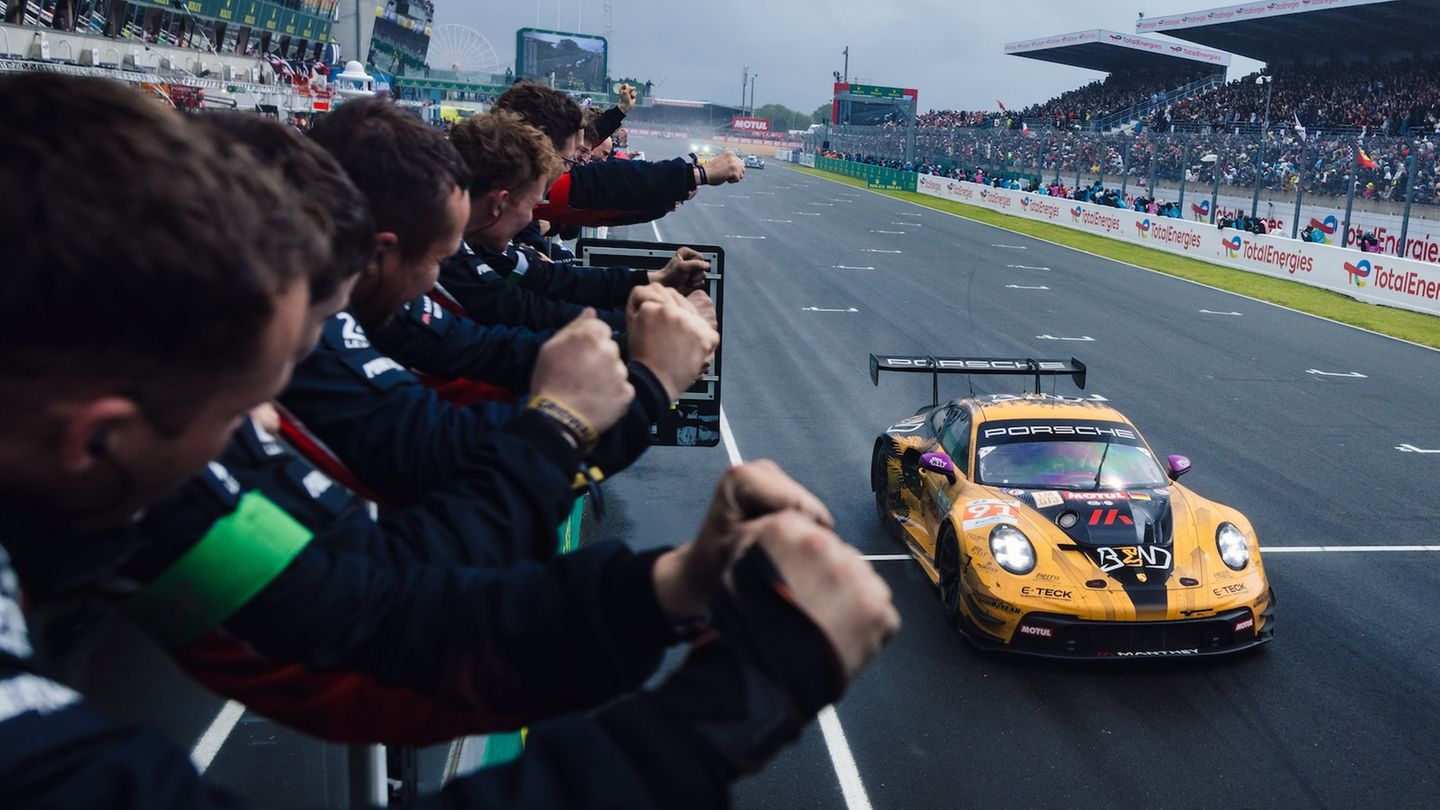 Es regnete viel und ergiebig – und so fuhr das Feld der brüllenden Boliden nachts mehr als fünf Stunden bei Tempo 80 im Gänsemarhsch hinter drei Safety Cars hinterher, die das Feld geteilt hatten. 