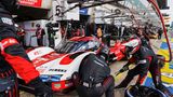 Für Favorit Porsche wurde es mit seinem bestplatzierten 963er letztlich ein enttäuschender vierter Platz vor dem zweiten Toyota mit der Startnummer 8. Immerhin konnte der Manthey-Porsche 911 GT3 R die GT-Klasse vor BMW und Ford für sich entscheiden. 