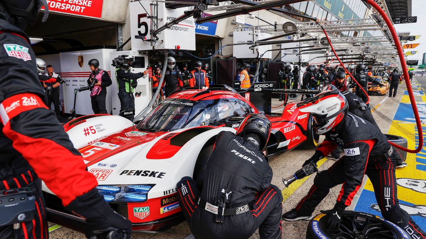 Für Favorit Porsche wurde es mit seinem bestplatzierten 963er letztlich ein enttäuschender vierter Platz vor dem zweiten Toyota mit der Startnummer 8. Immerhin konnte der Manthey-Porsche 911 GT3 R die GT-Klasse vor BMW und Ford für sich entscheiden. 