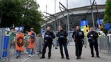 "Die Freie und Hansestadt Hamburg kalkuliert mit bis zu 30 Millionen Euro für die Umsetzung des Turniers in Hamburg (darunter Sicherheitskosten, die sich zum jetzigen Zeitpunkt noch nicht genau berechnen lassen, da sie u.a. abhängig sind von der Zahl der eingesetzten Kräfte)", schreibt ein Pressesprecher der Hamburger Innenbehörde.