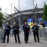 "Die Freie und Hansestadt Hamburg kalkuliert mit bis zu 30 Millionen Euro für die Umsetzung des Turniers in Hamburg (darunter Sicherheitskosten, die sich zum jetzigen Zeitpunkt noch nicht genau berechnen lassen, da sie u.a. abhängig sind von der Zahl der eingesetzten Kräfte)", schreibt ein Pressesprecher der Hamburger Innenbehörde.