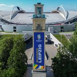 Das Stadion in Leipzig ist mit einem Banner zur EM 2024 und "Willkommen in Leipzig" geschmückt