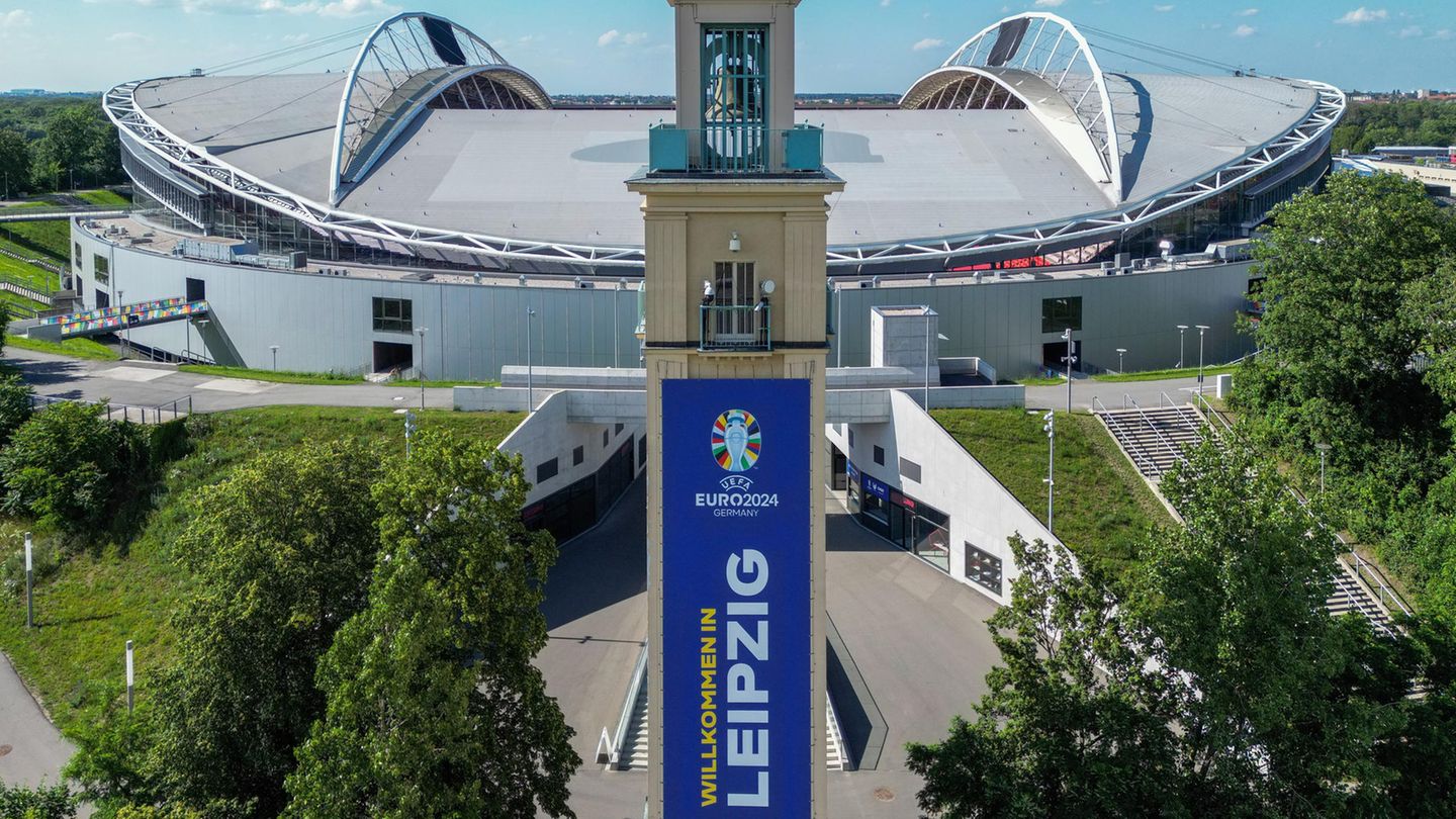 Das Stadion in Leipzig ist mit einem Banner zur EM 2024 und "Willkommen in Leipzig" geschmückt Das Stadion in Leipzig ist mit einem Banner zur EM 2024 und "Willkommen in Leipzig" geschmückt