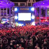 In Dortmund schauen tausende Menschen auf einem großen Bildschirm ein Spiel der Fußball-EM 2024