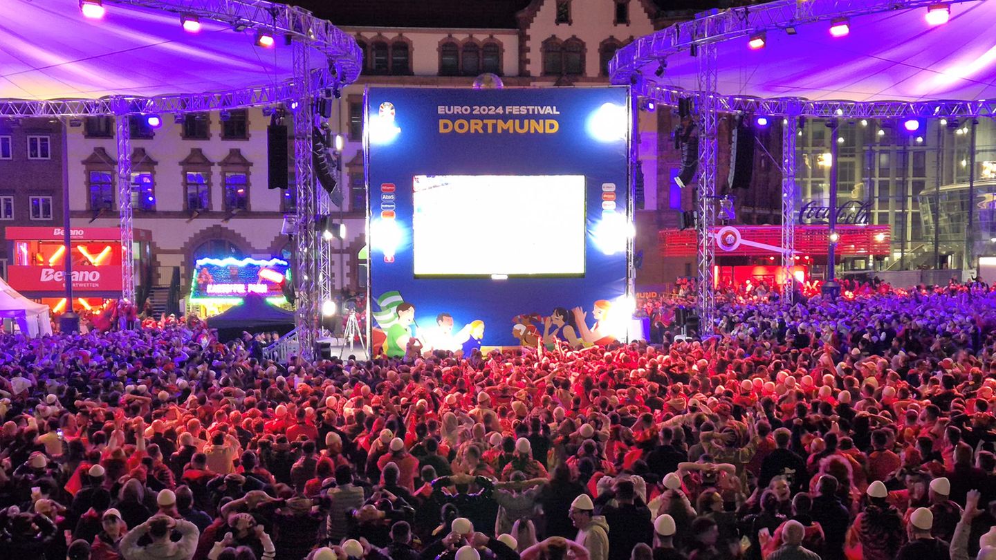 In Dortmund schauen tausende Menschen auf einem großen Bildschirm ein Spiel der Fußball-EM 2024