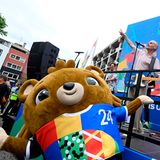 EM-Maskottchen Albärt steht vor der Bühne beim Public Viewing in Köln