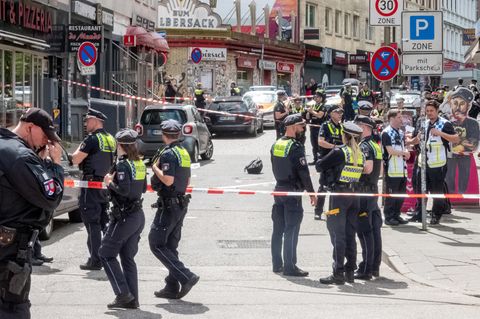 Viele Polizeibeamte stehen nach einem Ansatz nahe der Hamburger Reeperbahn