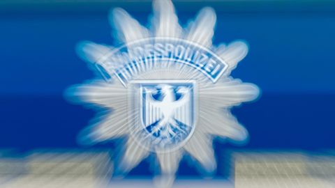 Das Wappen der Bundespolizei prangt auf einer Autotür