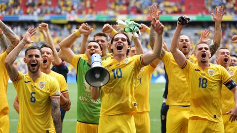 Die rumänischen Spieler feiern ihren EM-Auftaktsieg gegen die Ukraine