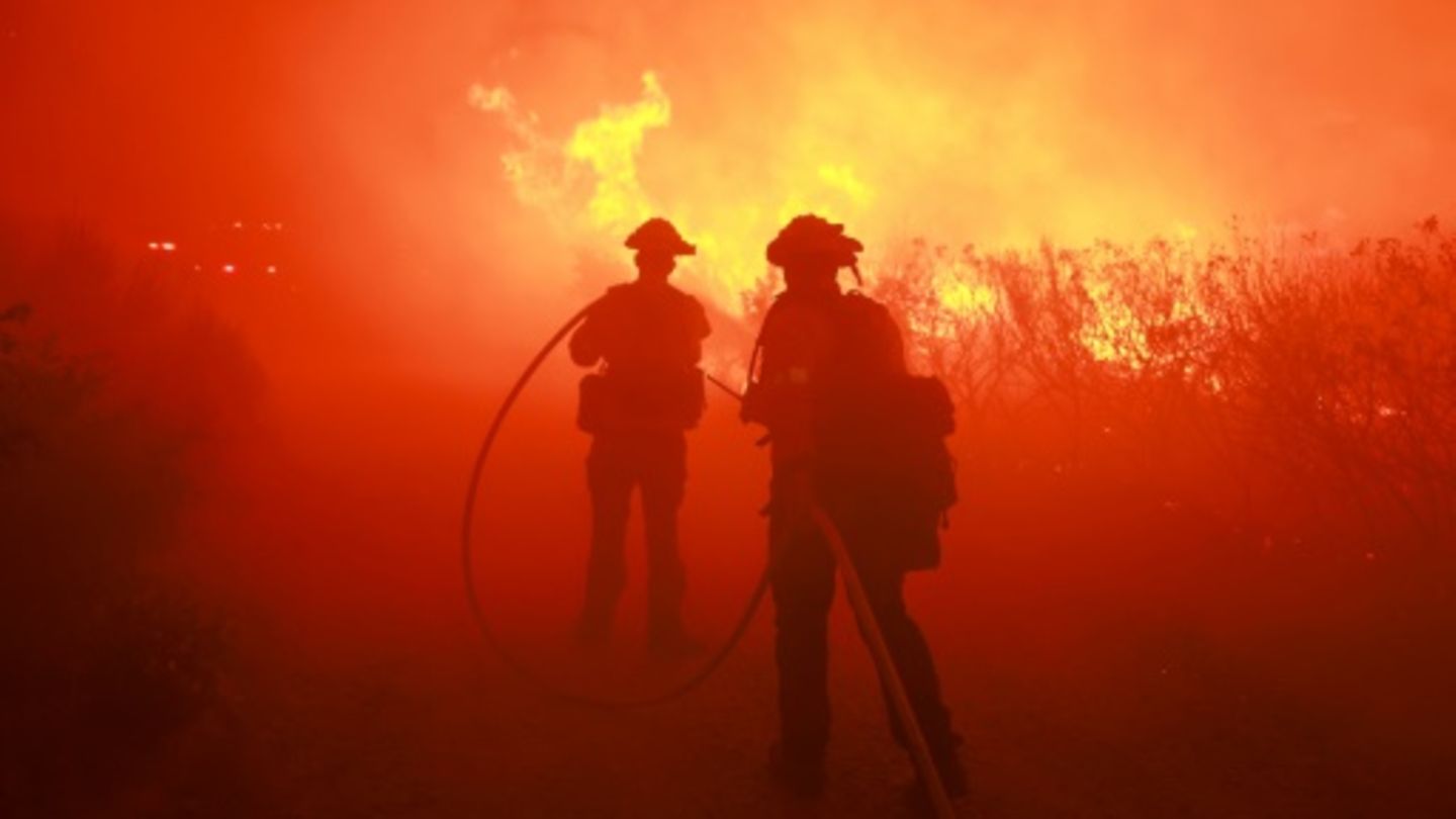 Feuerwehrleute kämpfen gegen bislang größtes Feuer des Jahres in Kalifornien