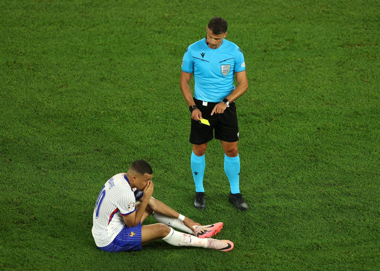 Schiedsrichter Jesús Manzano zeiget Frankreich Kylian Mbappé die gelbe Karte