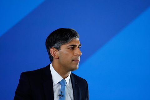 Premierminister Rishi Sunak, hier beim Wahlkampf auf dem F1-Autoring Silverstone, wirkt resigniert