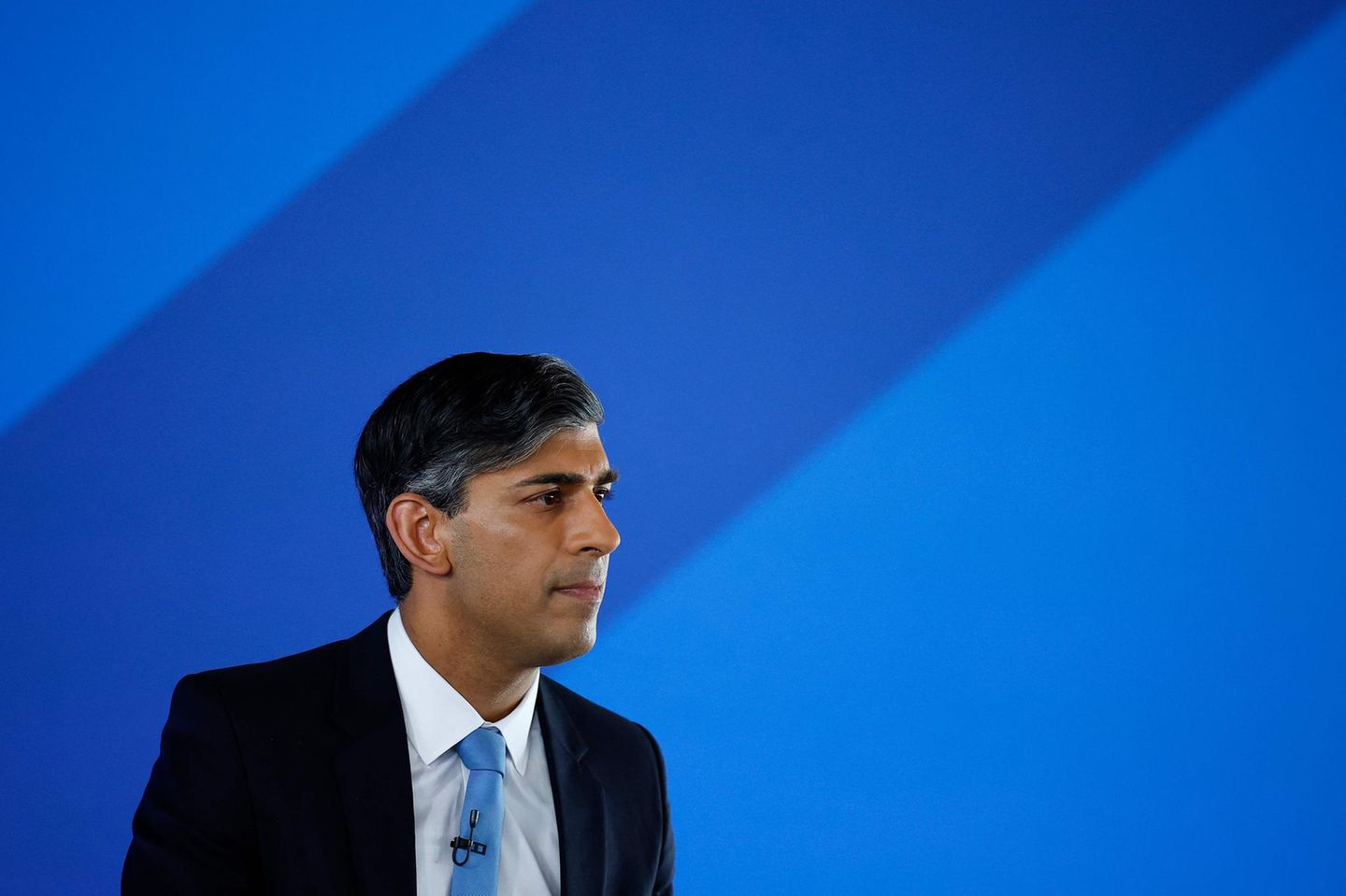 Premierminister Rishi Sunak Premierminister Rishi Sunak, hier beim Wahlkampf auf dem F1-Autoring Silverstone, wirkt resigniert