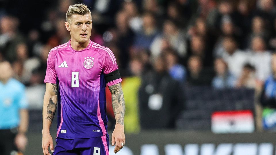 Toni Kroos läuft im neuen DFB-Trikot in Pink und Lila auf dem Platz