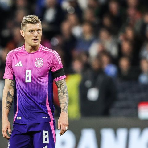 Toni Kroos steht im neuen Deutschland Trikot in pink und lila auf dem Platz