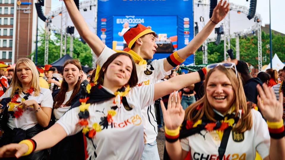 Fans beim EM-Auftaktspiel in Dortmund beim Public Viewing. Viele tragen das Deutschland-Trikot von Check24
