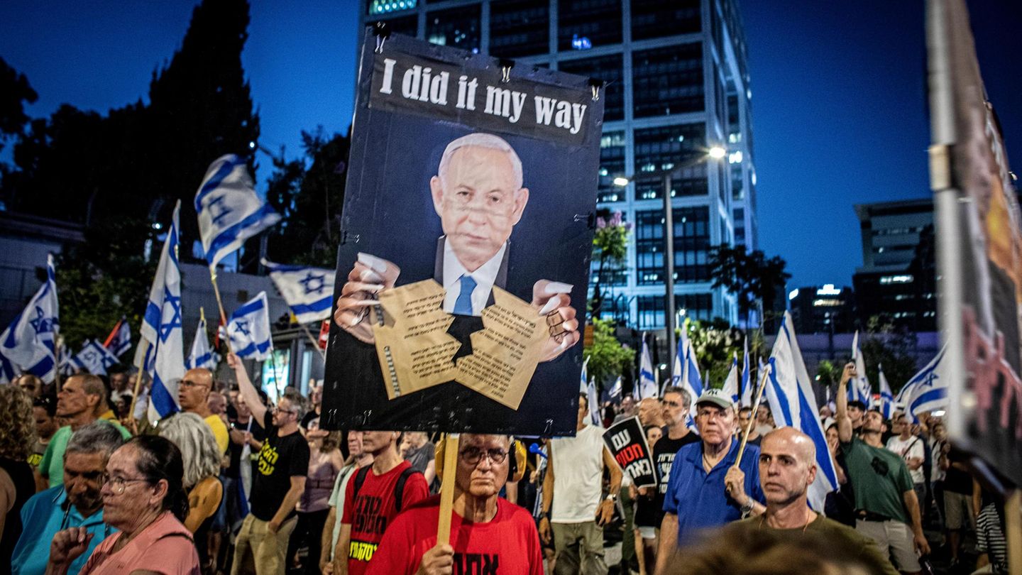 Menschen bei einem Protest gegen Benjamin Netanjahu in Tel Aviv