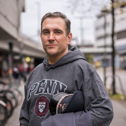 Portrait Oliver Dobrowolski Polizist: Ein Mann im Hoodie schaut in die Kamera
