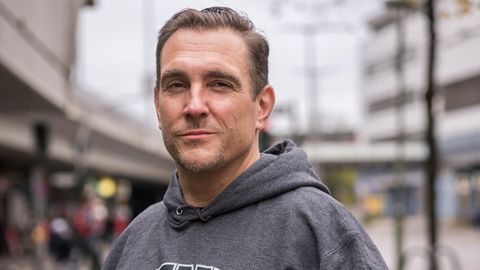 Portrait Oliver Dobrowolski Polizist: Ein Mann im Hoodie schaut in die Kamera