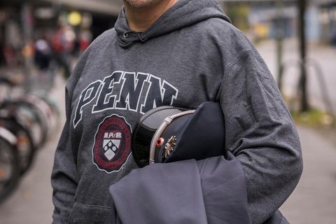 Portrait Oliver Dobrowolski Polizist: Ein Mann im Hoodie schaut in die Kamera