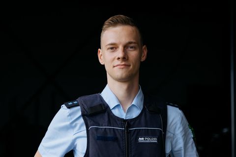 Porträt des Polizisten Jonas Witzgall in Uniform