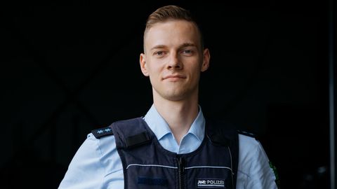 Porträt des Polizisten Jonas Witzgall in Uniform