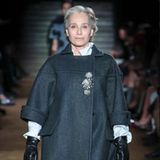 Kristin Scott Thomas als Miu Miu-Model auf dem Laufsteg