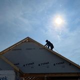 Wenig zu lachen hat dieser Dachdecker in Racine, Wisconsin. Bei seiner Arbeit gibt es einfach keinen Sonnenschutz