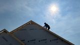 Wenig zu lachen hat dieser Dachdecker in Racine, Wisconsin. Bei seiner Arbeit gibt es einfach keinen Sonnenschutz