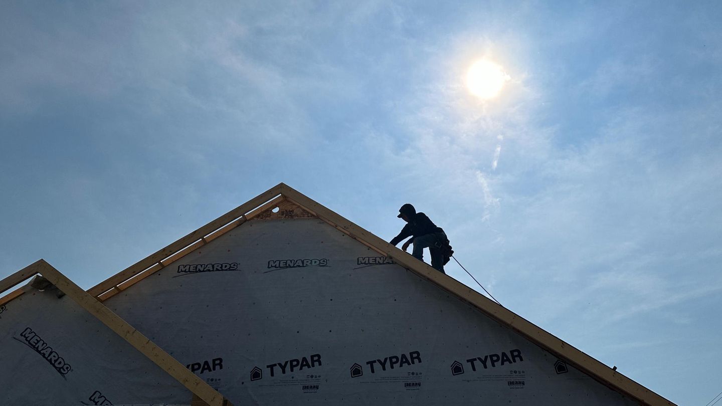 Wenig zu lachen hat dieser Dachdecker in Racine, Wisconsin. Bei seiner Arbeit gibt es einfach keinen Sonnenschutz