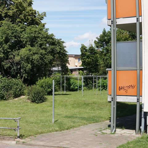 Tatort: In dieser Plattenbausiedlung am Rande von Grevesmühlen kam es am Freitagnachmittag zu dem rassistischen Übergriff