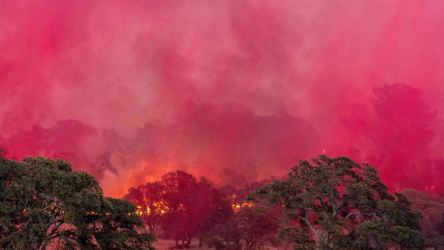Beeindruckende Bilder: Von einem Flugzeug abgeworfenes Löschmittel fällt auf das sogenannte Aero Fire in Copperopolis, Kalifornien, und färbt den Himmel rot