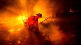 Chris Fritz ist einer von hunderten Feuerwehrleuten, die am Boden versuchen, das Feuer in den Griff zu bekommen