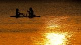 Ein Paar sitzt am Ende eines warmen Tages auf ihrem SUP auf dem Shawnee Mission Lake in Kansas. Bis Ende der Woche rechnet der Wetterdienst mit "extremen" Temperaturen in weiten Teilen des Landes