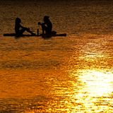Ein Paar sitzt am Ende eines warmen Tages auf ihrem SUP auf dem Shawnee Mission Lake in Kansas. Bis Ende der Woche rechnet der Wetterdienst mit "extremen" Temperaturen in weiten Teilen des Landes