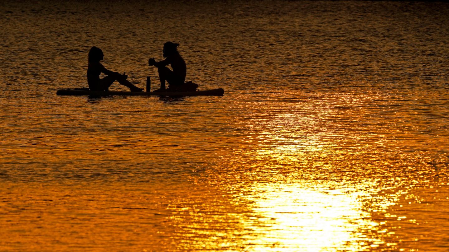 Ein Paar sitzt am Ende eines warmen Tages auf ihrem SUP auf dem Shawnee Mission Lake in Kansas. Bis Ende der Woche rechnet der Wetterdienst mit "extremen" Temperaturen in weiten Teilen des Landes