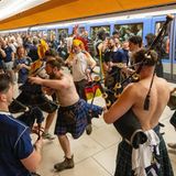 14.06.2024, Bayern, München: schottische Fans spielen Dudelsack in der U-Bahn
